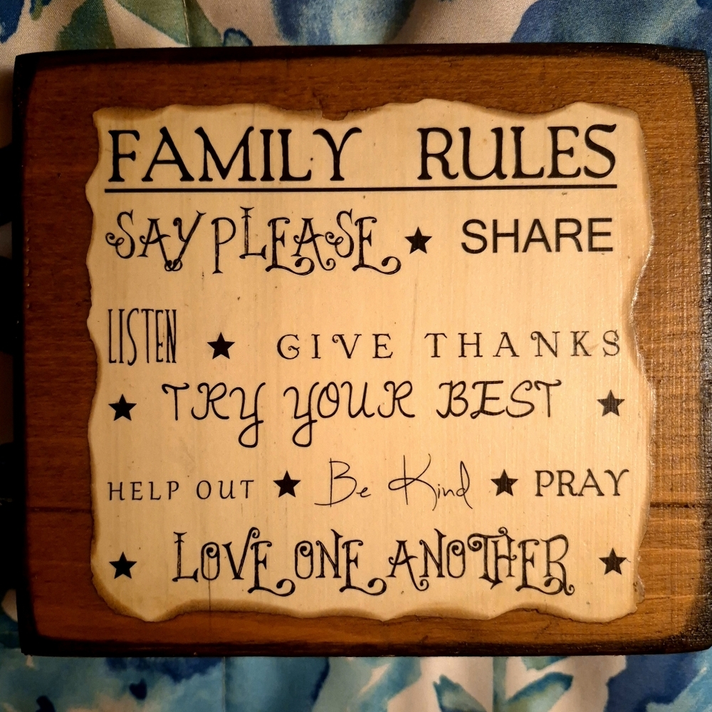 Distressed "Family Rules" Wood Sign